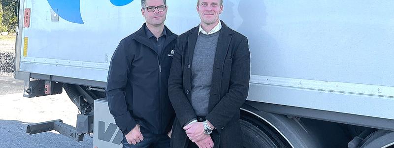 Till vänster Ulf Arvidsson och Christofer Mattsson har tillsammans med personalen på Tempcon Norrland vunnit upphandlingen för transporter åt en av Sveriges största dagligvaruaktörers trafik i Norrland och Västerbotten. Foto: Tempcon