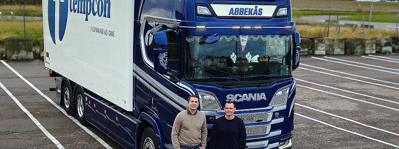 Första bilen med Abbekås Transport & Logistiks nya logga. På bilden Urban Andersson, vd, och Tomas Wallin Jönsson, operativ chef.
Foto: Tempcon
