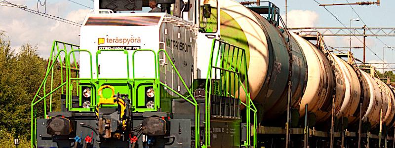 Företaget Teräspyörä var det första företaget i Finland att engagera sig i uthyrning av järnvägsmaskiner. Bilden visar ett av Teräspyöräs lok i tungt arbete. Foto: Teräspyörä - Steelwheel Oy