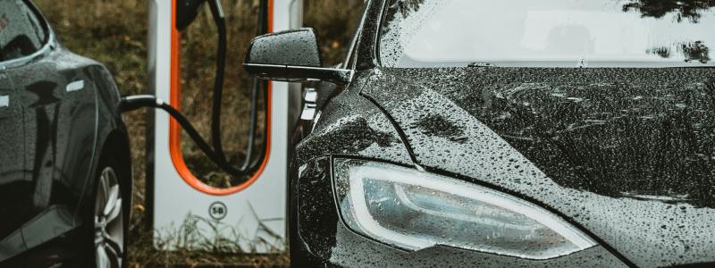 Inga nya laddstationer kommer eventuellt att anslutas till elnätet och allt underhåll av Teslas laddstationer kan även komma att stoppas. Foto: andreas rasmussen/unsplash