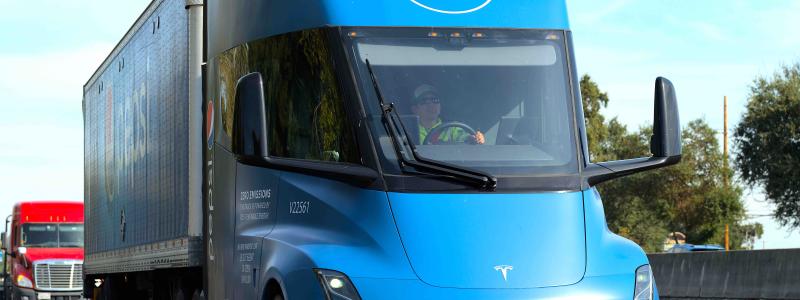 Tesla Semi är en batteri-elektrisk klass 8 semi-lastbil. Från och med december 2022 fick Pepsi några leveranser av tidiga produktionsenheter. Den här, som drivs av Pepsi, ses nära Sacramento. Foto: Wikipedia Common, kredit: Dillu
