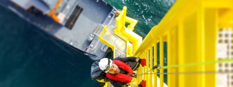 På väg upp till oljeborrtorn. Foto: The North Sea Transition Authority, a UK government regulator.