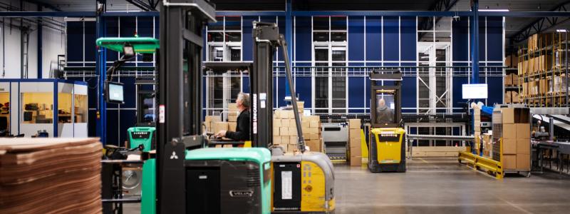 En Autostore syns i bakgrunden på ett lager i Kungälv. Relevator är den första svenska marknadsplats att sälja en begagnad Autostore. Foto: Relevator