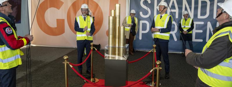 Byggstarten firades med en ceremoni där infrastrukturminister Andreas Carlsson, Göteborg Hamns vd Göran Eriksson, Sjöfartsverkets tillförordnade generaldirektör Joel Smith, och kommunstyrelsens ordförande Jonas Attenius, tillsammans avtäckte en skulptur i mässing. Foto: NCC