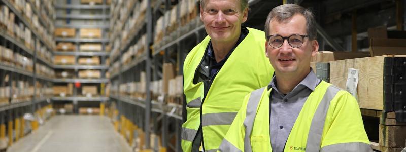 Claes Johansson, vd för Nässjö Näringsliv och Mats Karlsson som är chef för Trafikverkets logistikavdelning i Nässjö, på plats i Trafikverkets nuvarande centrallager. Foto: Nässjö Näringsliv AB