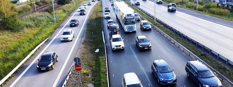 Ska företag som har svårt att klara sina klimatmål kunna köpa och tillgodoräkna sig fossilfria transporttjänster – även om utsläppen inte minskar i just deras transporter – och vad finns det för risker med det? Foto: IVL Svenska Miljöinstitutet