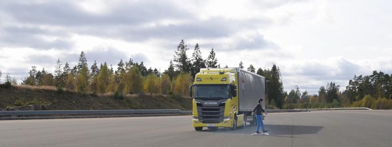 Tunga lastbilars säkerhetssytem testas. Foto: Trafikverket