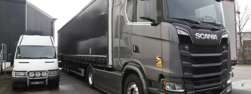 Den lastbil i vars trailer 316 kilo cannabis hittades gömt i utsågade gipsplattor. Beslaget gjordes i Helsingborgs hamn 9 februari i år. Foto: Tullverket