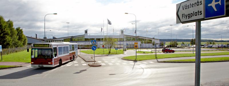Västerås flygplats nämns som ett exempel i Svenska regionala flygplatsers kritik mot statens styrning av luftfarten. Foto: Dr RdL/Wikimedia Commons/https://commons.wikimedia.org/wiki/File:Transporte-Aeropuerto-V%C3%A4steras.jpg