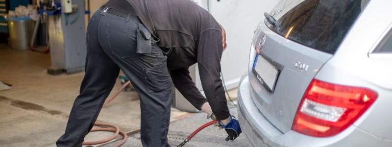 Transportstyrelsen har undersökt möjligheterna till skärpt miljökontroll vid besiktning av personbilar, lastbilar och A-traktorer. Foto: Liza Simonsson/Transportstyrelsen
