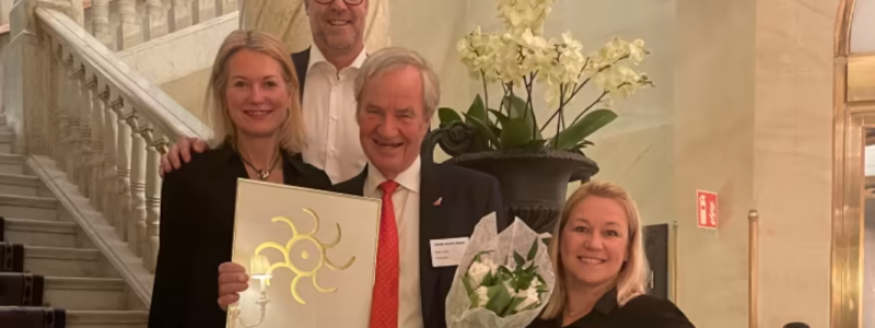 Bjørn Kjos får hederspris på Grand Travel Awards i Stockholm. Från vänster: Charlotte Holmbergh, Lars Sande, Bjørn Kjos och Camilla Karlsson. Foto: Norwegian
