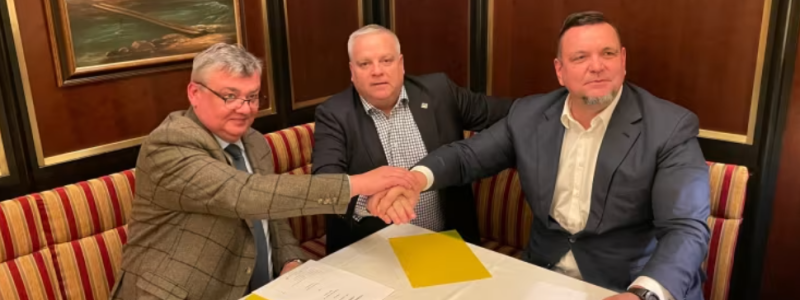 Jaroslaw Kotarski, vd för Unity Line, Jörgen Nilsson, vd för Trelleborgs Hamn och Jacek Wisniewski, vd för Euroafrica, med det nya avtalet. Foto: Trelleborgs Hamn