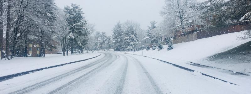 Från den första december blir det olagligt att köra dubbfria vinterdäck utan den nya märkningen med symbolen med alptoppen – ett berg med tre toppar och snöflinga. Foto: Trygg Hansa