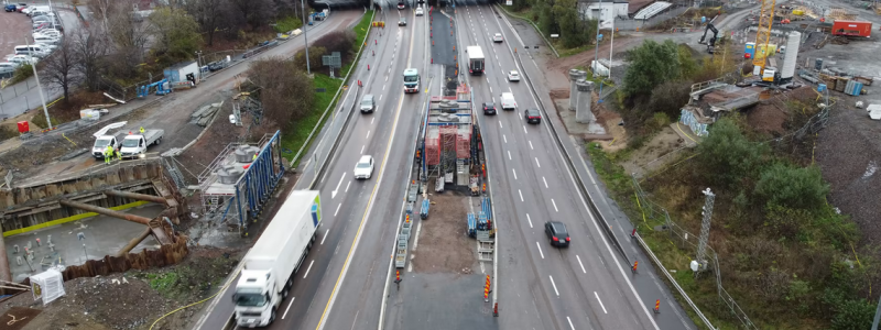 Långa köer på E6 vid Olskroken när Trafikverket bygger ny järnvägsbro över E6. Foto: Trafik Göteborg