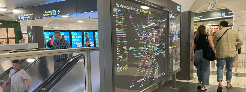 Stockholmarna blir allt fler och befolkningsökningen är grundorsaken till att vägarna och kollektivtrafiken byggs ut. Foto: Stina Wickenberg