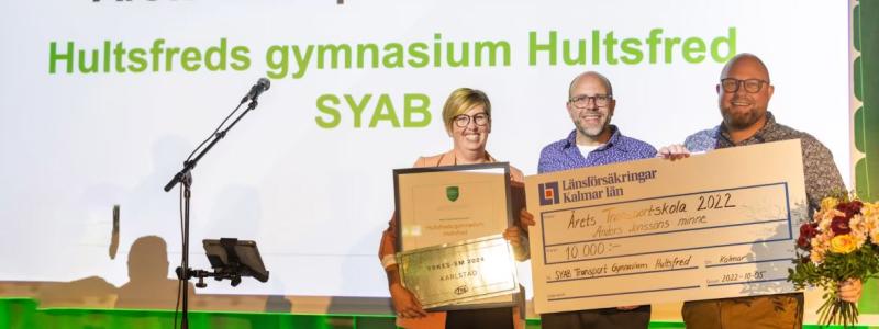 Förra årets vinnare. Tre lärare från SYAB Transportgymnasium i Hultsfred som fick priset som Årets Transportskola 2022. Från vänster: Therese Adolfsson, Fredrik Persson och RIkard Kling. Foto: Liza Simonsson.