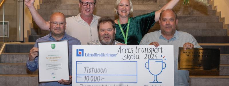 Rolf Karlsson, Camilla Persson, Bo Larsson, Örjan Eriksson och Anders Almebäck Edlund är glada mottagare av diplom och prischeck. Foto: Liza Simonsson. Foto: TYA