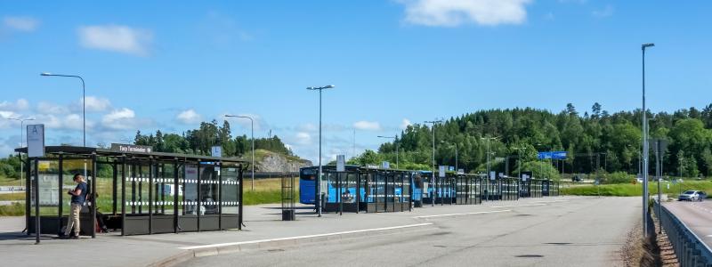 Bussar vid Torp terminal i Uddevalla kommun. Bilden visar kollektivtrafikmiljö utan koppling till beställningstrafik eller enskild operatör. Foto: W.carter/Wikimedia Commons/https://commons.wikimedia.org/wiki/File:Torp_Terminal_bus_station_at_Torp_shoppingcenter,_Uddevalla_2.jpg