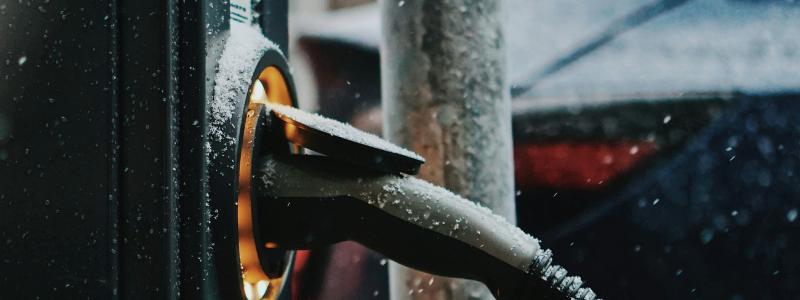 Rekommendationen från EU bör ligga på 0,1 – alltså max tio bilar per publik laddstolpe. Foto: precious madubuike/unsplash