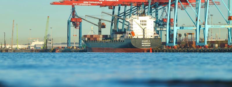 Geminifartyget Charm C vid kaj i containerterminalen i Göteborgs Hamn där hon nu hanteras av terminaloperatören APM Terminals. Bild: Göteborgs Hamn.