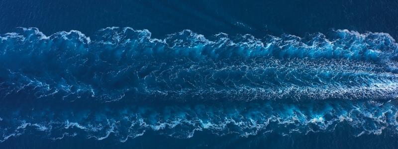 Vågor efter fartyg. Foto: Föreningen Svensk Sjöfart