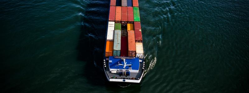 Ett containerfartyg lastat med gods till havs. Foto: Bernd Dittrich/Unsplash