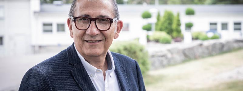 Bijan Zainali, Västtrafiks styrelseordförande, meddelar att Västtrafik tagit första steget på resan mot nya spårvagnar i Göteborg. Foto: Eddie Löthman