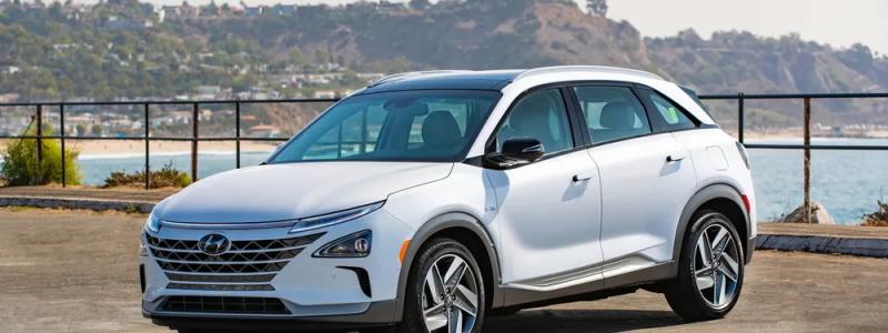 De vanligaste bilmodellerna med vätgasdrift är Toyota Mirai och Hyundai Nexo. Även Honda CR-V e:FCEV finns tillgänglig för leasing i begränsade mängder. BMW har även utvecklat sin vätgasbil iX5 Hydrogen. 
Bilden visar 2024-års modell av Hyundai's vätgasdrivna fordon Nexo. Foto: Jay McNally/McNally Multi Media/Hyundai