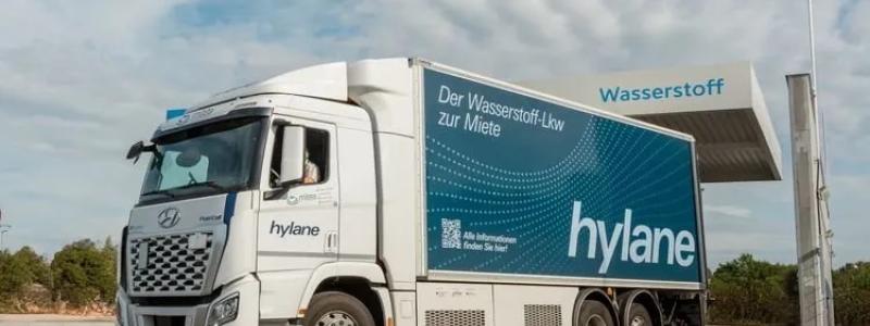 En Hylane-märkt vätgasdriven lastbil vid en vätgastankstation. Foto: Hylane