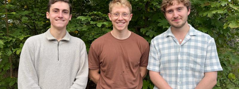 Frans Ignberg (maskinteknik), Oskar Albinsson (farkostteknik) och Sebastian Lindberg (farkostteknik) från Kungliga Tekniska Högskolan. De tre studenterna tilldelades även ett extra stipendium av Sammes stiftelse på 100 000 kronor. Stipendiet delas ut till projekt och studenter som utmärkt sig särskilt under sommaren. Foto: Skellefteå Science City