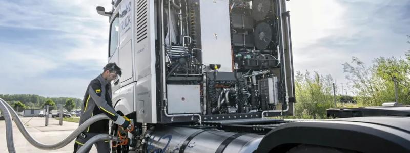 Daimler Trucks prototyp av GenH2 som kör på flytande vätgas tankas vid en prototypstation för flytande vätgas i Wörth am Rhein. Foto: Daimler Truck