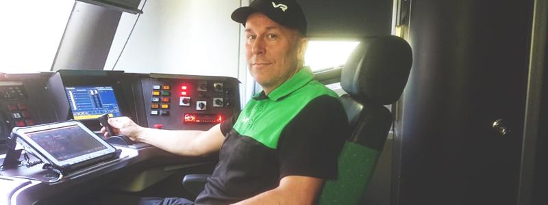 Finländska lokföraren Kari Kemppainen, 48, är lokförare från Kajana. Han kör både passagerar- och godståg för VR-Yhtymä med utgångspunkt från Kajana och Kontiomäki. Innan han började arbeta inom järnvägen var Kemppainen anställd på UPM:s pappersbruk, men valde senare att söka till utbildningen för lokförare. Foto: Väylä. Transportministeriet i Finland.