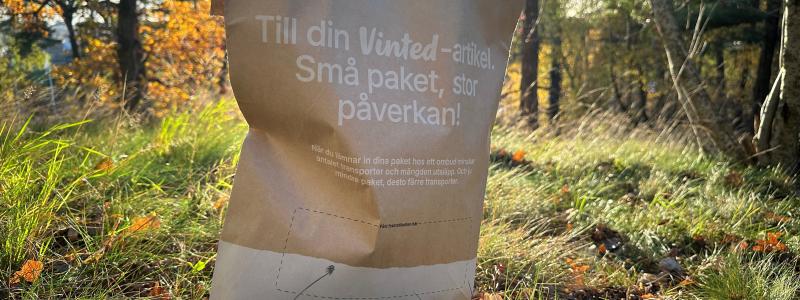 Anna-Karin Karlsson, nordisk produktchef på PostNord, säger att det kan vara utmanande att få fraktetiketter att sitta fast på matkassar eller tunna avfallspåsar. Enligt henne ska detta inte vara ett problem med det nya emballaget. Foto: Postnord