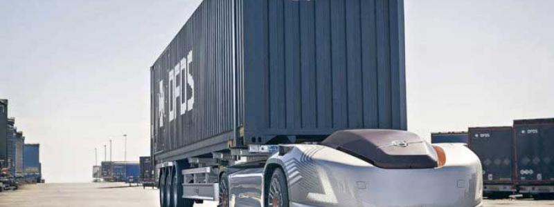 Volvos självkörande ellastbil Vera transporterar containrar mellan DFDS logistikcenter och hamnterminalen i Göteborg. Foto: Volvo