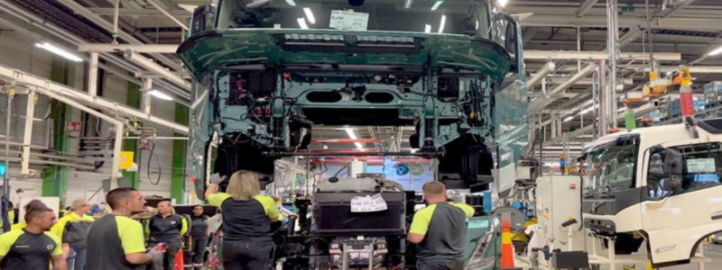 Serietillverkning av Volvos tyngsta ellastbilar startar i Tuve-fabriken i Göteborg. Foto: Volvo