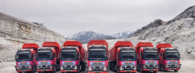 Lastbilarna används för att transportera kalksten mellan gruvan och krossen på en fem kilometer lång sträcka som inkluderar både tunnlar och öppna ytor. Foto: Volvo