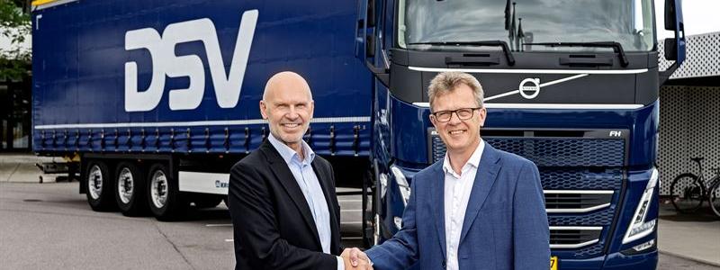Till vänster Søren Schmidt, vd DSV Road, till höger Roger Alm, vd Volvo Lastvagnar. Foto: Volvo