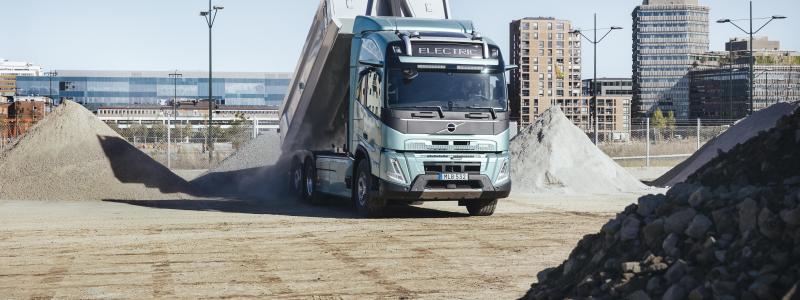 Den nya fjärrlastbilen, Volvo FH Aero Electric med e-axel, kan köra upp till 700 kilometer på en laddning tack vare e-axeln – en ny drivlineteknik som ger plats för mer batterikapacitet ombord. Foto: Volvo Trucks