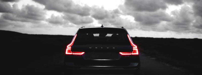 Mörka moln över Volvo Cars i Europa – men ljusglimtar i öst och väst. Foto: Luca Massimilian/Unsplash