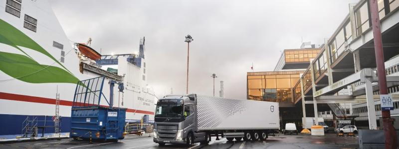 Tjänsten är tänkt att säkerställa att fordonet håller låg hastighet. Till exempel i en hamn. Foto: Volvo
