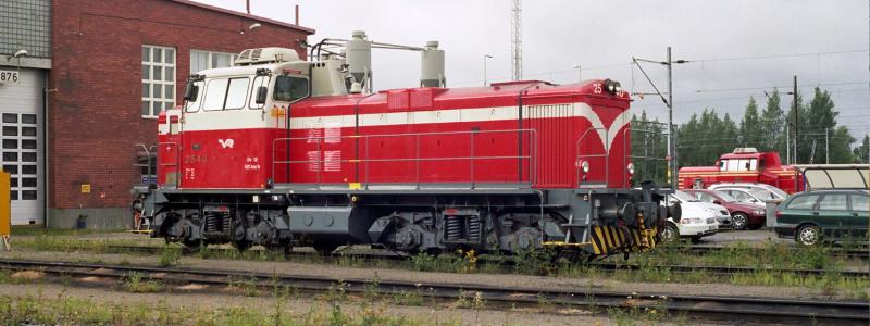 Begagnade godsvagnar och diesellok från VR har sålts till andra järnvägsföretag efter en uppmärksammad auktion. Tre diesellok av typen Dr16 och nio av typen Dv12 (Foto) bytte ägare. Totalt erbjöds 58 lok i auktionen, men endast en del av dem fick köpare. Foto: VR.