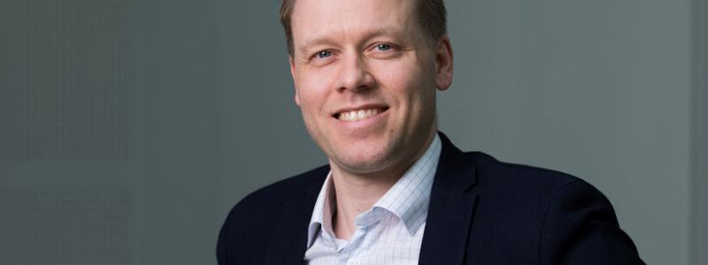 - Kombinerade transporter är en lösning för att öka konkurrenskraften och marknadsandelen för miljövänlig järnvägstrafik i Finland. Vår vision är att skapa ett brett intermodalt nätverk mellan flera städer och på längre sikt även hitta lösningar som gör det möjligt för finländska produkter att nå centrala Europa med tåg, Eljas Koistinen, chef för VR Transpoint.