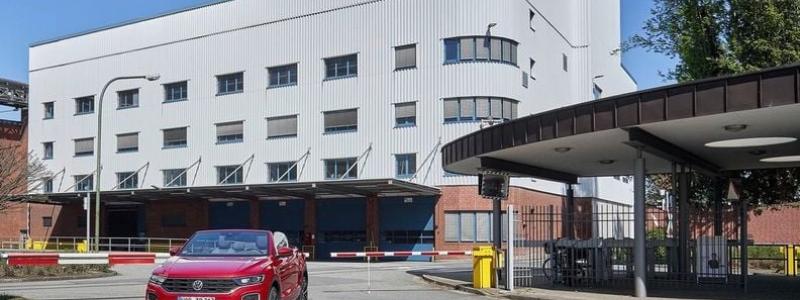 Fabriken i Osnabrück har traditionellt fokuserat på produktion av cabriolet och andra nischmodeller, men kan nu få en helt ny inriktning inom tyska försvarsindustrin. Foto: VW