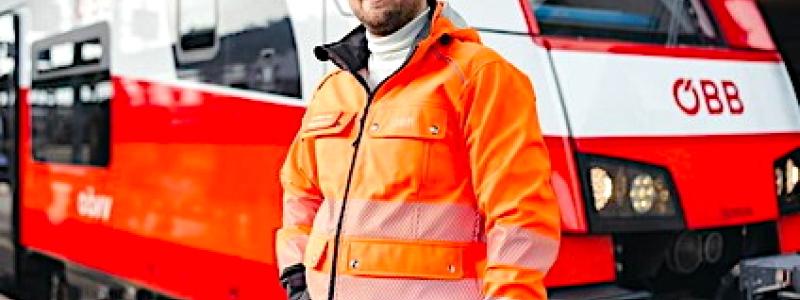 En s.k. "Wagenmeister" anställd hos österrikiska tågbolaget ÖBB. Foto: ÖBB