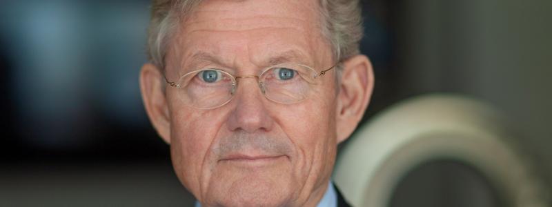 Jacob Wallenberg säger i en intervju med Ekonomikanalen att näringslivet ser framför sig att en större del av godstransporterna kommer att flyttas över till järnvägen, och att det därför är allvarligt att investeringarna i spår och kontaktledningar inte håller jämna steg. Pressbild: Svenskt Näringsliv