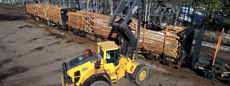 Verksamheten omfattar bland annat omlastning mellan lastbil och järnväg, maskinuthyrning samt drift av terminalytor för lagring av skrymmande material. Foto: Svensk FöretagsFörmedling