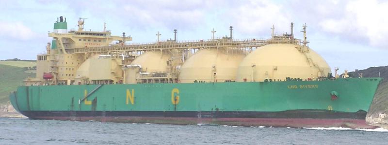Tankbåt, LNG Rivers, specialbyggd för att transportera LNG, flytande naturgas över världshaven. Fartyget här på bilden har en kapacitet av 135 000 kubikmeter gas. Nu håller Kina på att ta kontroll över LNG-marknaden i ett läge när konkurrensen om den flytande gasen hårdnar alltmer på världsmarknaden.
Foto Wikimedia Commons