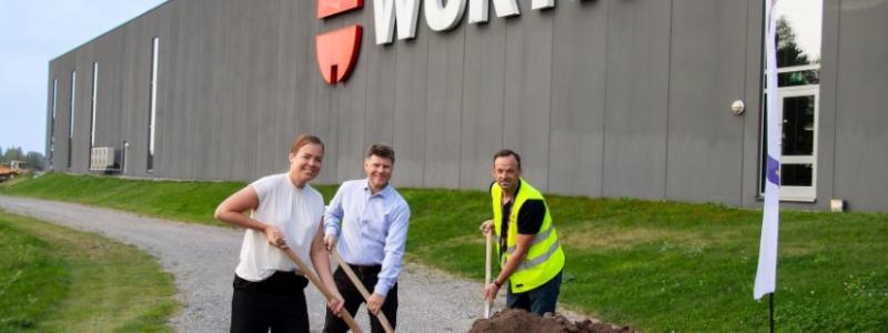 Åsa Sterling, VD Würth Svenska AB, Peter Lindström, logistikchef och Robert Davidsson, Avdelningschef HMB Construction tar första spadtaget för utbyggnaden. Foto: Würth