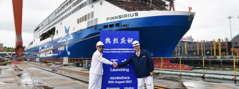 M/S Finnsirius, Finnlines första Superstar RoPax-färja har sjösatts i Kina. Högste chefen för China Merchants Jinling Shipyard Frank Zhang och Finnlines platschef Esa Tikkanen. Foto: Finnlines Plc.