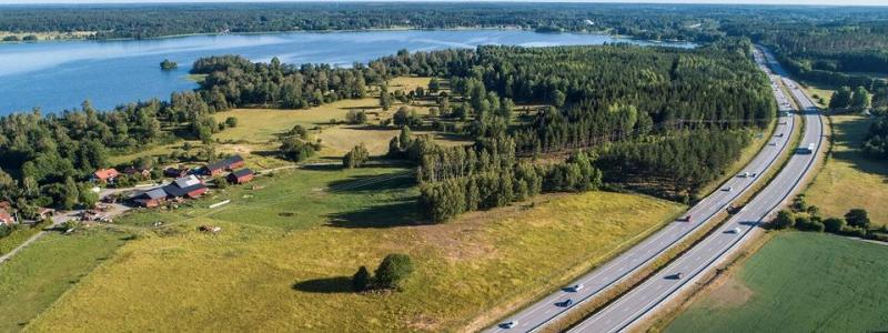 Regeringen förstslår drivmedelskompensation med 1000 kronor till alla privata bilägare och med ytterligare 500 kronor per bil till dem som bor i  glesbygd. Foto: Drivkraft Sverige